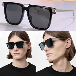 RISE SQUARE SUNGLASSES Z1667 porta un nuovo look alla collezione di occhiali da uomo per la Primavera Estate 2022, questo pezzo combina un audace ac184O