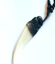 15 Stück Men039s Nachahmung Halskette Vintage Yak Knochen geschnitzt Adler Doppelfarbe Amulett Zahn verstellbares Seil Geschenk8612242
