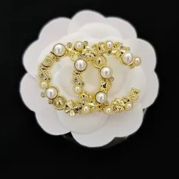 Varumärkesdesigner Kvinnor Bokstäver Gold Sier Pearl Brosches Suit Pin Fashion Jewelry Clothing Decoration Accessories