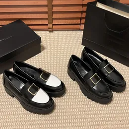 Buty mokasyna designerskie buty skórzane jesienne skórzane pierścień Wysokiej jakości Women Kobiety Oxford Oxford Single Foot Metal Black Black Single Shoe Balet Flats