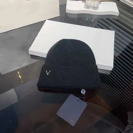 Cappello lavorato a maglia con lettera per uomo e donna di nuova tendenza, caldo, traspirante ed elegante in autunno e inverno. Quarantesimo