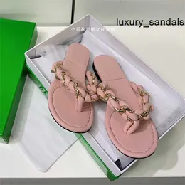 Botte Venetas Zapatillas para mujer Diseñador Sandalias de cuero Ann Sw Cadena de metal Zapatillas de espiga tejidas 2024 Verano Nuevas mujeres Fondo plano Pinch Toe Outward Weari HBCM