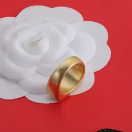 Osobowość modne hiphopowe pierścionki punkowe popularny projektant Pierścień 18K złoty plisowany mosiężne klasyczne akcesoria biżuterii Wybrane miłośnicy Prezenty dla kobiet mężczyzn hn