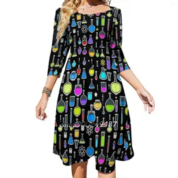الفساتين غير الرسمية أقطار فستان مربع رقبة أنيقة أنثى الأزياء المطبوعة كيمياء كيمياء مختبر المختبر تجربة المواد الكيميائية