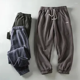 Pantaloni da uomo stile America in pile addensato lettera ricamo sport invernali tinta unita elastico in vita pantaloni quotidiani per giovani