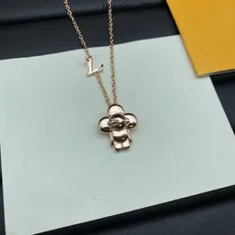 Collier de bijoux de créateur de luxe pour hommes et femmes, pendentif dernière lettre V XD10