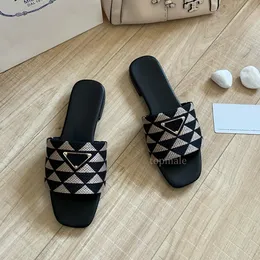 Najlepsze kapcie designerskie slajdy luksusowe sandały Kobiety Monolit moda Flats Logo Trójkąt Trójkąt z biurowych Sneaker plażowe buty C121401