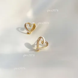 Orecchini di design Il cuore in oro ritira l'armadietto e raccoglie le perdite Orecchini con diamanti intarsiati Accessori da donna