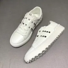 Designer casual skor mode klassisk rockstud garavani nitade herr- och kvinnors sneakers kvinnors lägenheter snörning b22 små vita skor