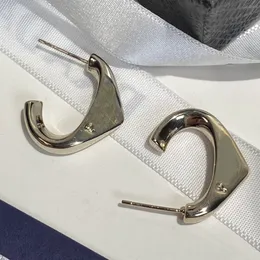 Orecchini di design di lusso Orecchini a perno Gioielli di alta qualità Donne Lettera di marca Orecchini in rame placcato argento Orecchini a goccia Gioielli da sposa per feste Regali di Natale