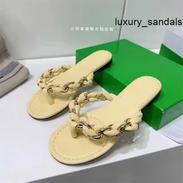 Botte venetas tofflor Womens Designer lädersandaler Ann Sw Metal Chain vävd Herringbone Slippers 2024 Sommar Nya kvinnors platt botten nypa tå yttre slitage hb8t