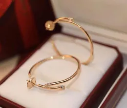 V material dourado de alta qualidade Charme tamanho grande brinco redondo em três cores banhado a diamantes para mulheres joias de casamento 9599870