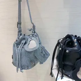 Designer de moda mochila vintage denim motocicleta rebitado saco feminino verão cordão balde saco axilas bolsa