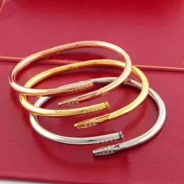 Manschetten-Nagel-Armband, goldener Armreif für Damen und Herren, Edelstahl. Manschetten-Armreifen, offene Nägel in Händen, Weihnachtsgeschenke für Mädchen, Accessoires, Großhandel, Designer-Armband