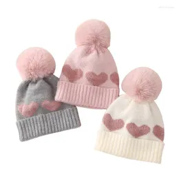 Berretti Love Heart Stampa Crochet Baby Cappelli lavorati a maglia di lana Autunno Inverno Ragazze Ragazzi Cappello caldo da esterno Berretti con palla di pelo in peluche per bambini