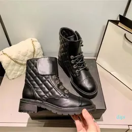 منصة سوداء مصممة للأحذية مصممة مارتن جوارب المرأة الزنجة الدانتيل لسلسلة جلدية حقيقية مشبك الكعب الكثيفة القتال