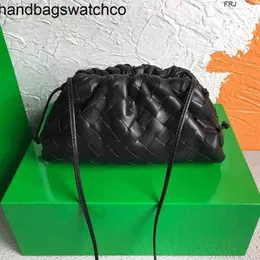 Bottegaaveneta Bolsas Bolsa Bolsa de embrague 2023 Nueva nube tejida de mano delicada piel de oveja pura tejida a mano para mujer crossbody pequeño frj