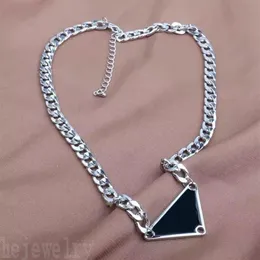 Romántico para hombre de lujo plateado Collares diseñadores letras patrón moderno esmalte triángulo etiqueta cadenas de eslabones cubanos colgante jewler303A