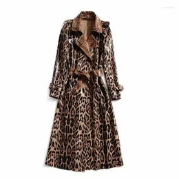 Trench da donna Cappotto con lacci con stampa leopardata europea e americana 2023 Abbigliamento invernale Manica lunga con risvolto XXL