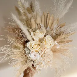 装飾的な花の花輪を保持する天然の大きな花束乾燥パンパスグラスローズブライダルブライドメイブーケパンパス装飾的な結婚式のアレンジ231214