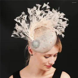 Högkvalitativ 4 -lager Sinamay fascinator hattar eleganta damer bröllop huvudbonader med snygga fjäderd lady willinery caps