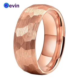 Anel de martelo em ouro rosado, aliança de casamento de carboneto de tungstênio para homens e mulheres, acabamento escovado martelado multifacetado, 6mm 8mm, conforto fit248z