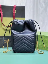 Borsa di design di alta qualità con mini borsa a secchiello con coulisse, tracolla a catena in metallo, hardware di alta qualità e produzione in pelle