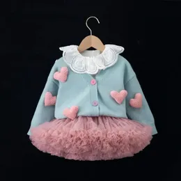 Пуловер, корейский детский комплект, костюм для маленьких девочек, осенний детский свитер с длинными рукавами, комплект с юбкой, милая плиссированная юбка с принтом для девочек W-S1032 231215