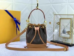 Moda Tasarımcı Çantası Tuval ve inek derisinin mükemmel karışımı bir crossbody çantası, omuz çantası, omuz kayışları olan bir sırt çantası veya el çantası olabilir