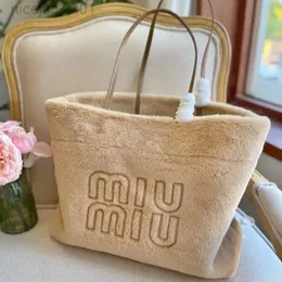 Designer Miui Borsa Miui Miumius Winter Nuova borsa per la spesa di grande capacità Borsa versatile in pelliccia per la casa Borsa a tracolla carina per pendolari