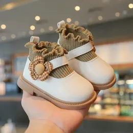 Boots Baby Fashion Shoes أحذية ناعمة وحيدة المشي أحذية الأميرة قصيرة الأحذية الفتيات مريحة Slip-on Scles أحذية الأطفال Boots 231214