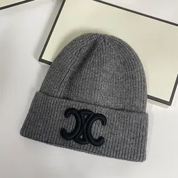 Lyxig cel stickad hatt vinter stickad stor varumärkesdesigner beanie skalle kepsar staplade baotou bokstav ribbad ullhatt