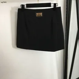 Roupas de designer de saia feminina de marca para senhoras vestido de verão moda metal logotipo menina plissada de luxo de dezembro 15 de dezembro.