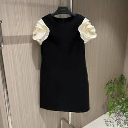 Europeiska modemärke svart kortärmad kronblad ärmad miniklänning