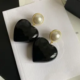mode-ontwerper messing bedelaccessoires c-symbool Dangle hart oorbellen met papieren kaart284b