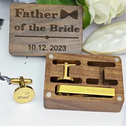 Colares de pingente 2023 homem personalizado abotoaduras e conjuntos de clipe de gravata com caixa de madeira de gravura pai da noiva padrinhos presentes de casamento jóias 231214