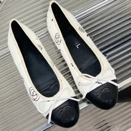 Fashionabla nya kvinnor berömda varumärkesklänskor lyxdesigner Classic Camellia Double Letter Bow Ballet Flats Desig Shoe Flat Bottom Anti Slides Ladies Shoe