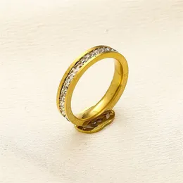 Shiny Crystal Rings Designer för kvinnor Bröllopsplätering Guldring Olika storlek Valfritt Bague Modern Letter Luxury Jewelry Woman Rings Dekorera ZB098