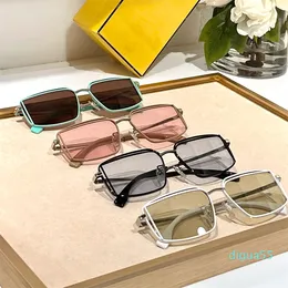 Modedesigner-Sonnenbrillen für Damen, Metall, einzigartige quadratische Sonnenbrille, Avantgarde-Trendstil, Anti-Ultraviolett, mit Etui