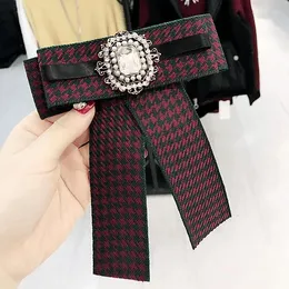 Bow Ties slips brosch kvinnor koreanska retro college stil rhinestone pearl houndstooth tyg krage blommor skjorta bowtie tillbehör