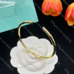 Braccialetti con ciondoli Braccialetti in oro firmati per donna Braccialetti in acciaio al titanio Gioielli che non sbiadiscono mai Regalo di Natale di lusso all'ingrosso