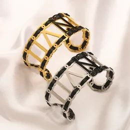 Bracciale di design con pacchetto di marca per donna Polsini larghi da polso unisex Polsini larghi di lusso placcato oro 18 carati Bracciale stile braccialetto in acciaio inossidabile di alta qualità Amore nuziale