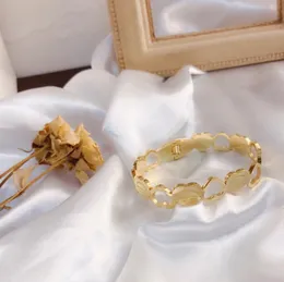 Moda Nueva pulsera para mujer Brazalete Chapado en oro de 18 quilates Brazalete de boutique Joyería de diseño Diseño clásico Regalos de amor Brazalete Joyería de alta calidad con cajas