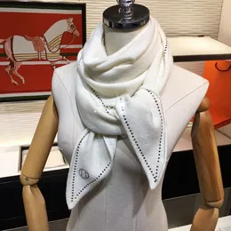 La sciarpa triangolare multifunzionale con diamanti da donna autunno e inverno può essere avvolta o drappeggiata e la sciarpa in puro cashmere ha una trama più lussuosa.