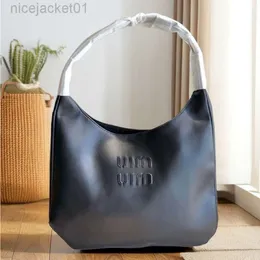 24SS Designer Miui Miui Bag Miumius New Home Tote Bag met hoge capaciteit Klein en high-end Sense Eén schouder Draagbare hobo Onderarmtas Wateremmertas Vrouwelijk