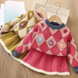 Платья для девочек, винтажный вязаный комплект для маленьких девочек, теплый свитер, топ и юбка, сладкий осенне-зимний комплект из двух предметов для детей 0–6 лет 231215