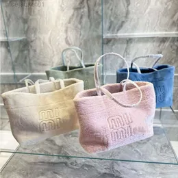 24SSデザイナーMIUI MIUI BAG MIUMIUS autunt/Winter New Home Fur Largapacige Tote Baguting Commutingかわいい肩のハンドヘルドぬいぐるみ女性のためのぬいぐるみバッグ