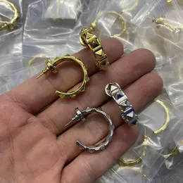 Серьги-гвоздики с V-образными бриллиантами для женщин, европейские и американские модные универсальные серебряные серьги-иглы, подарок на день рождения, хип-хоп, дизайнерские украшения VAE12