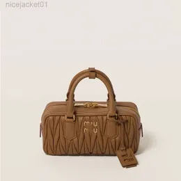 24SSデザイナーMIUI MIUI BAG MIUMIUS NEW MIAO FAMILY WRINKLED WOMEN'Sバッグファッションボウリングバッグボストンバッグワンショルダーハンドヘルドストラドルバッグ2024