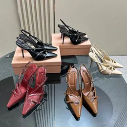 Slingback pompalar topuklu patent deri metal toka süslenmiş sandalet 100mm yüksek topuklu ayakkabı ayakkabıları kadınlar lüks tasarımcı sivri uçlu ayak parmağı gece elbise ayakkabıları